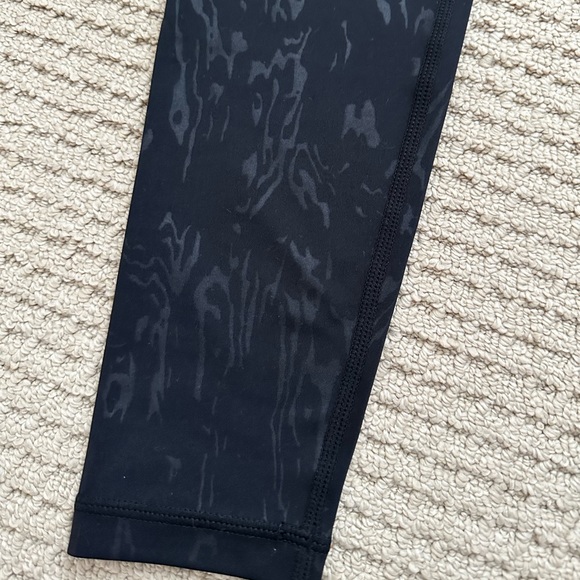 Sweaty Betty x Halle Berry - Enya All Day Embossed High Waisted Legging - Picture 3 of 4